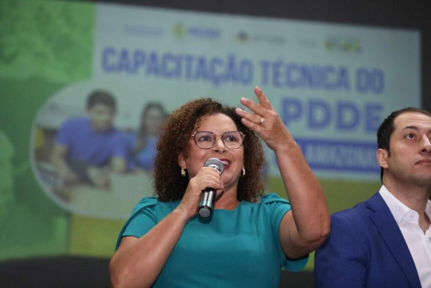 Diretores escolares participam de formação sobre gestão de recursos do Programa Dinheiro Direto na Escola