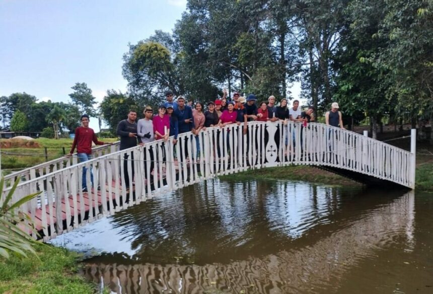 Alunos de escola estadual no Careiro participam de aulas práticas de agricultura