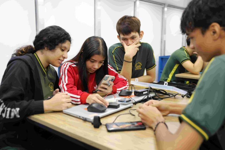 Em laboratório móvel de engenharia, alunos de escola estadual desenvolvem programação de equipamentos