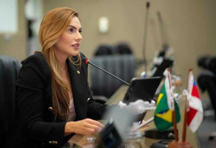 No mês de conscientização do autismo, Débora Menezes destaca leis de inclusão