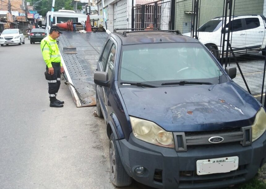 Prefeitura remove carros abandonados no bairro Petrópolis