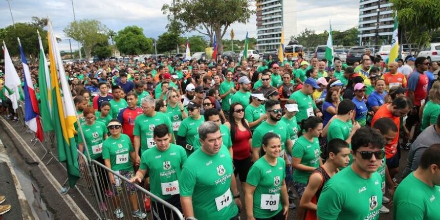 PMAM entrega kits da Corrida Tiradentes no Shopping Grande Circular