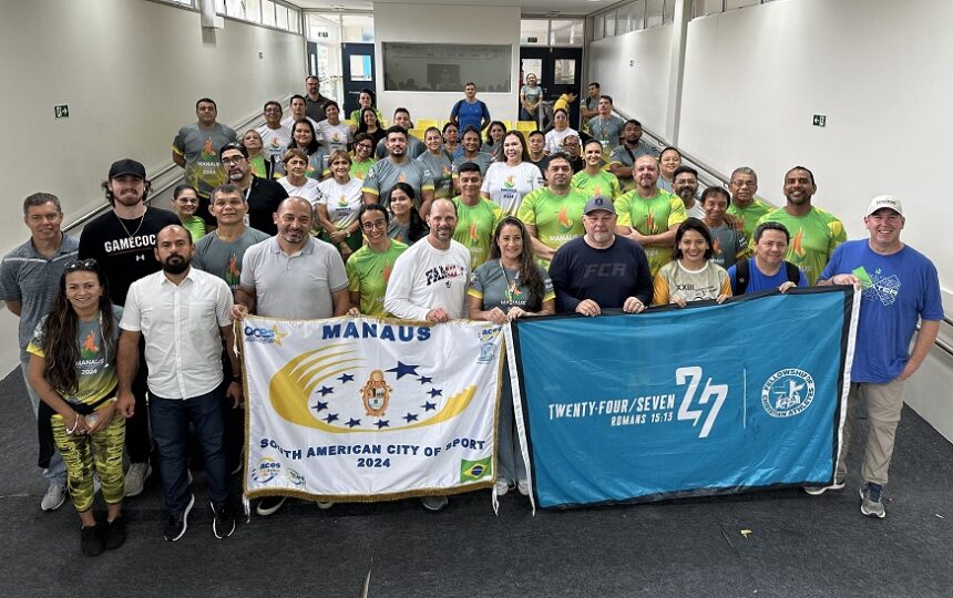 Equipe técnica dos EUA ministra palestra para professores de esportes da FME