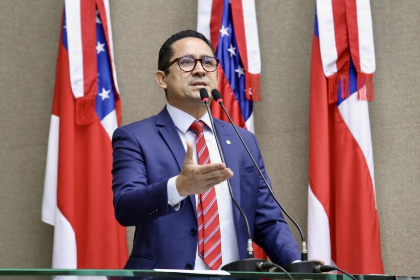 Sancionada lei do deputado Daniel Almeida que proíbe músicas com conteúdo inadequado em instituições de ensino do Amazonas