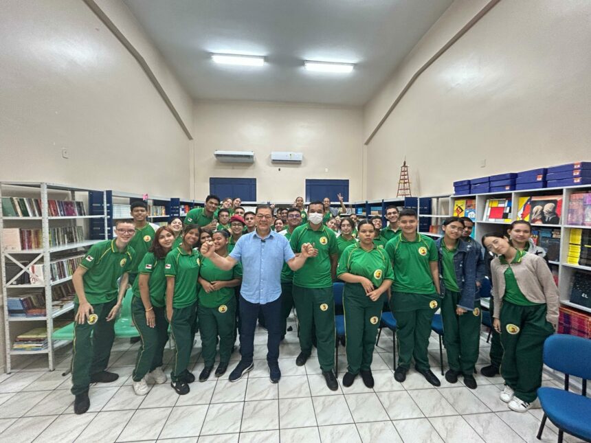 Kennedy Marques participa de palestra em escola conscientizando sobre a causa animal