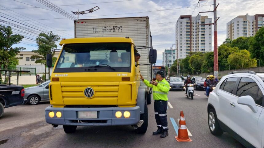 Prefeitura de Manaus autua 53 veículos pesados em Zona Máxima de Restrição