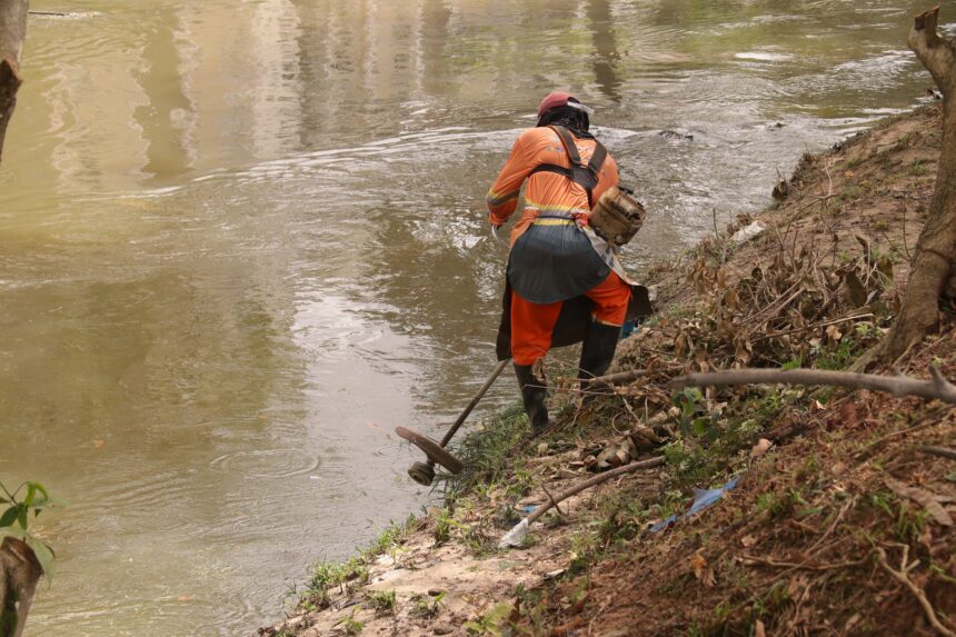 Prefeitura realiza mutirão de limpeza, reforma e higienização no Passeio do Mindu para implantação de ecobarreira