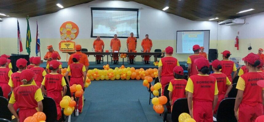 Bombeiros Mirins participam de evento sobre combate à exploração sexual de crianças e adolescentes