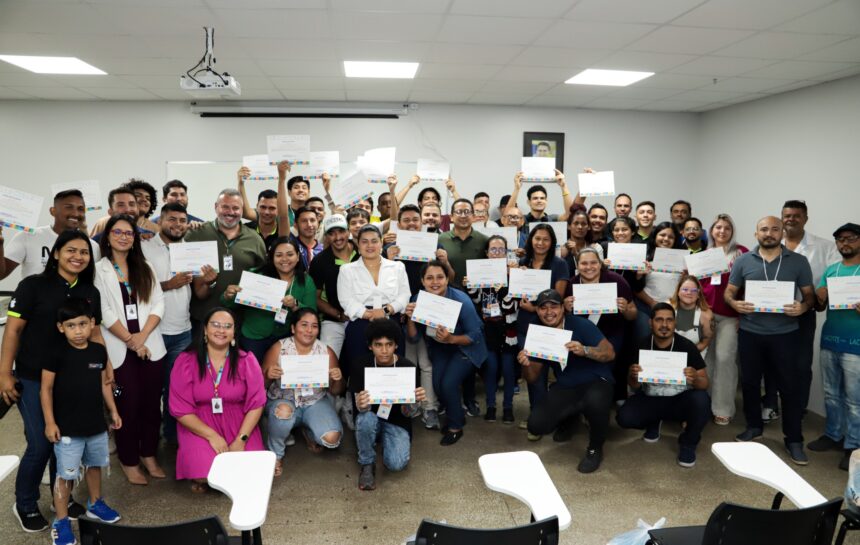 Prefeitura de Manaus certifica mais 80 alunos do curso ‘Técnico de Celular’