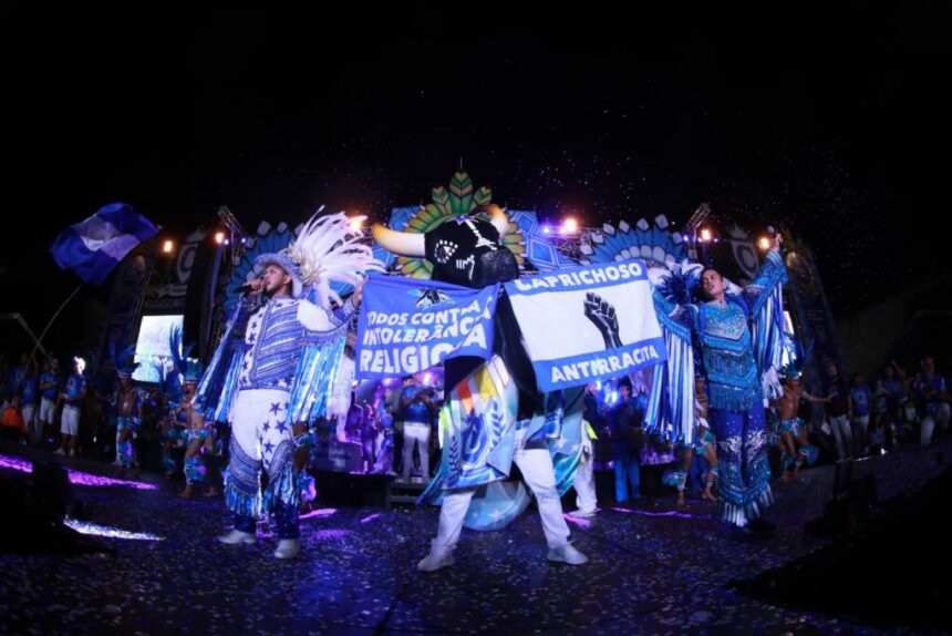 Torcida azulada lota o Sambódromo no lançamento do álbum “Cultura – O Triunfo do Povo”