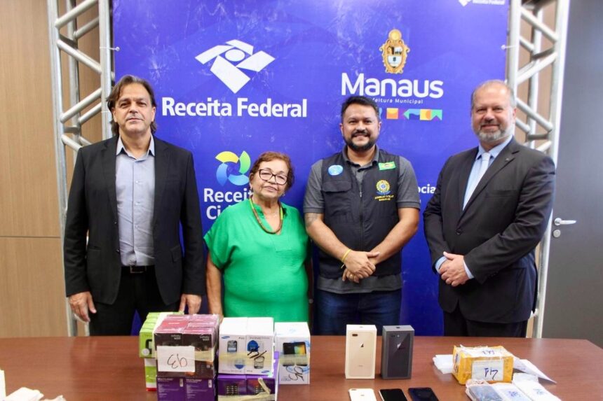 Rede de proteção social de Manaus recebe doação de celulares