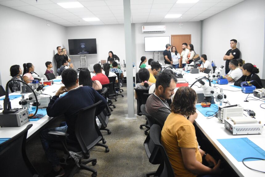 Aulas do curso ‘Técnico de Celular’ na Central do Empreendedor