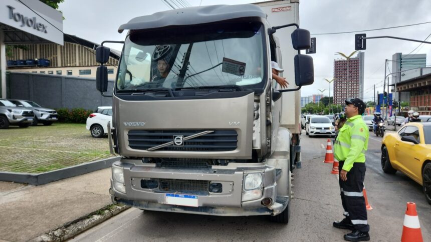 Operação monitora veículos pesados na avenida Constantino Nery