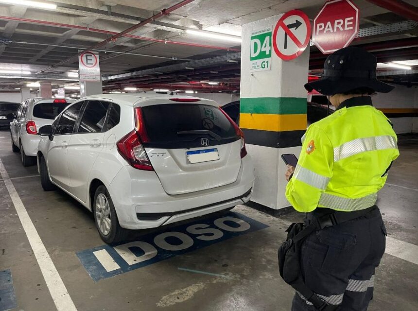 Prefeitura fiscaliza o uso de vagas especiais em estacionamento
