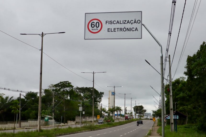 Prefeitura inicia sinalização de radares de gestão de velocidade na avenida do Turismo