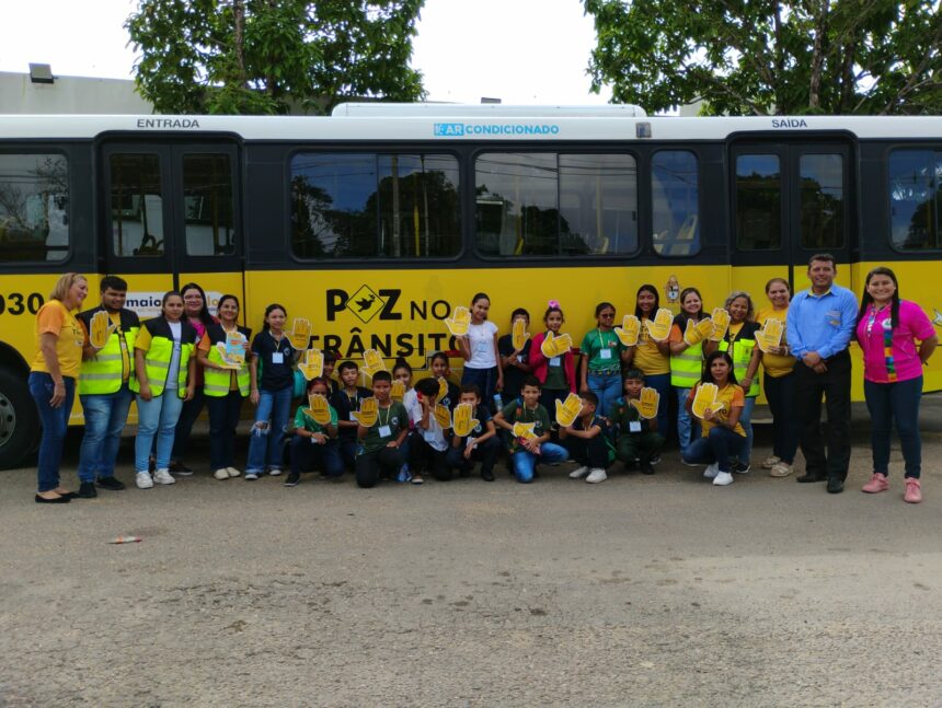 Alunos de escola municipal visitam e conhecem empresa de ônibus