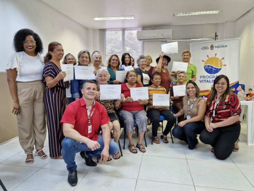 Manaus Previdência promove curso de artesanato para aposentados e pensionistas em ação psicossocial