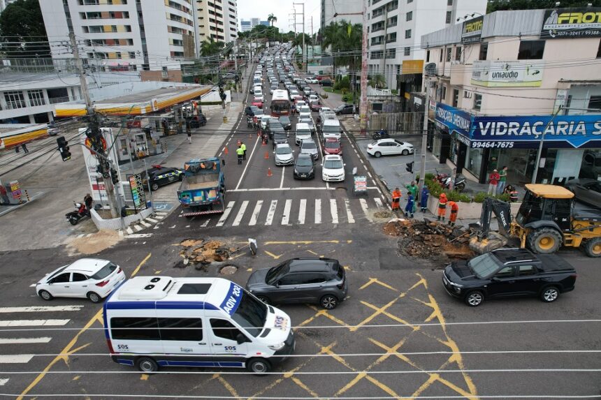 Prefeitura age rapidamente para interditar e fechar cratera na avenida Maceió