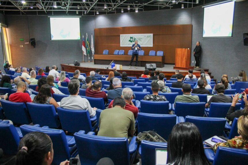 Empresários e seringueiros recebem instruções e informações para fortalecer a cadeia produtiva da borracha e atender à demanda do PIM