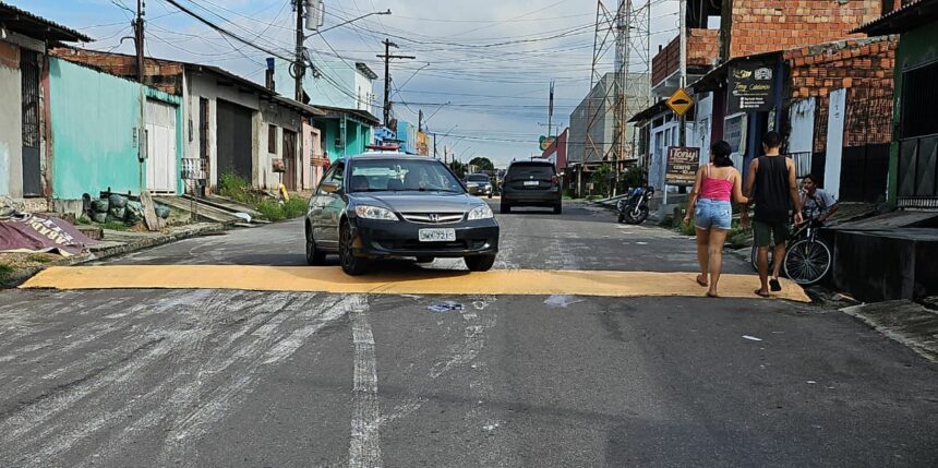 Lombada na avenida Creta recebe pintura e sinalização vertical