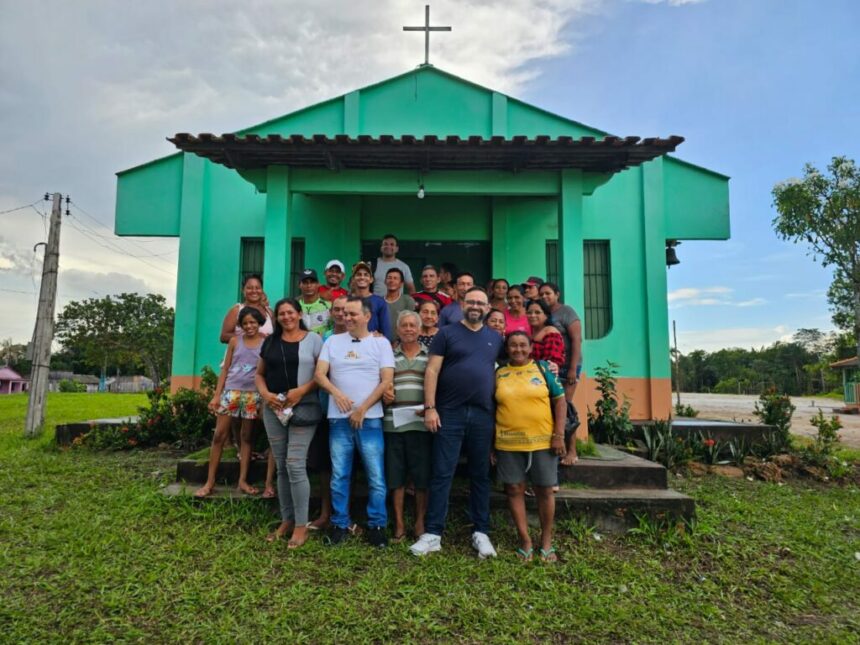 Semig visita comunidade ribeirinha para realizar estudo de viabilidade de instalação de placa solar em Parintins