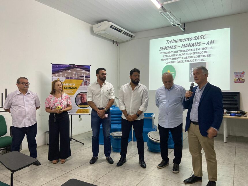 Equipes da Prefeitura de Manaus recebem orientações sobre regulamentação de postos de combustíveis