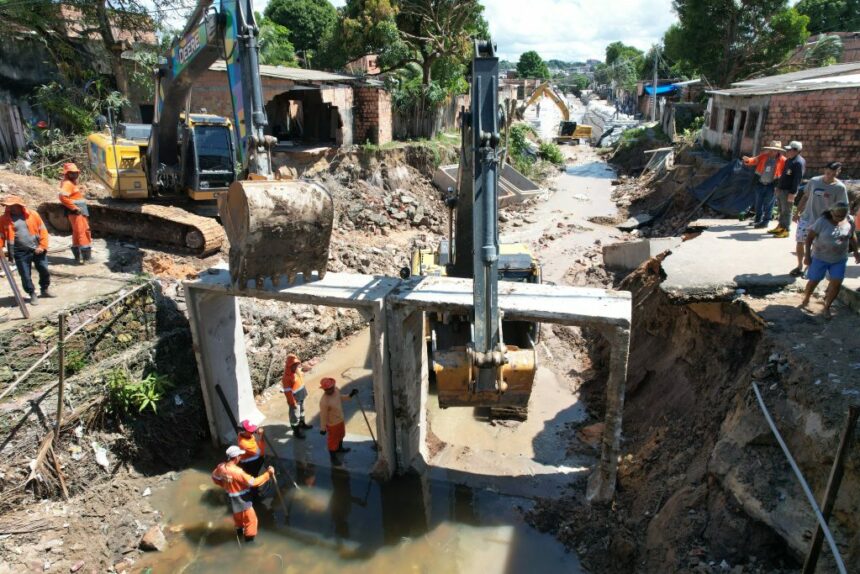 Implantação de aduelas para reconstrução de ponte no São José