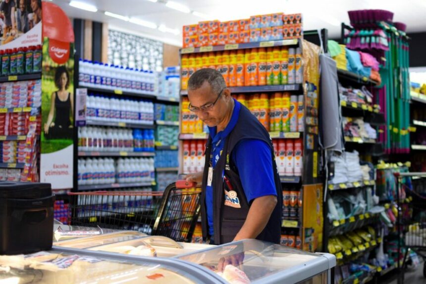 No Tarumã: Supermercado é autuado pelo Procon-AM por venda de 37 produtos impróprios para consumo