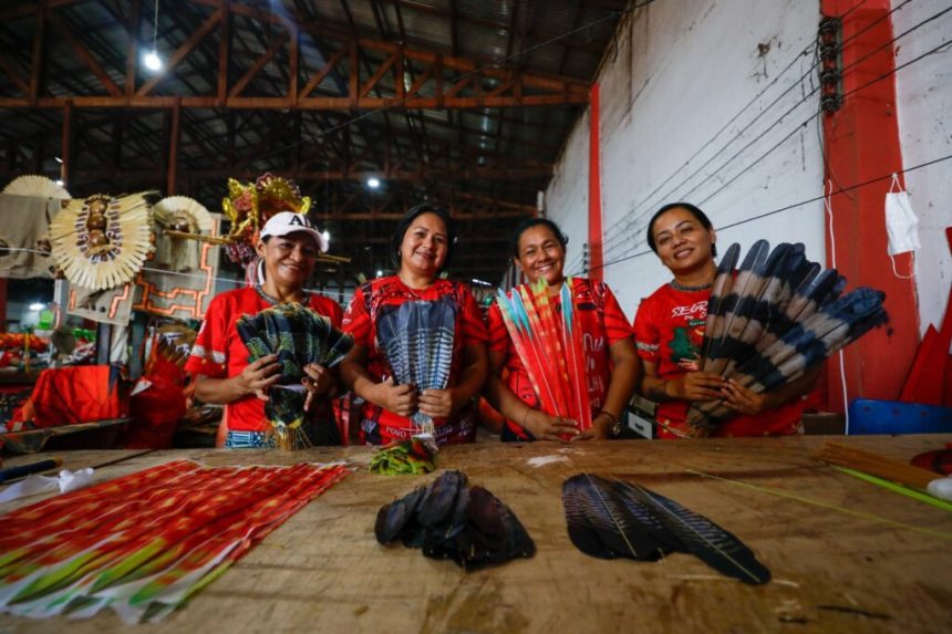 Festival de Parintins 2024: Boi Garantido leva sustentabilidade para a arena com a produção de penas artesanais
