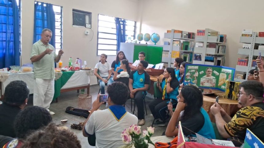 Escola Ana Lúcia de Moraes realiza roda de conversa com importantes nomes da Literatura Amazonense