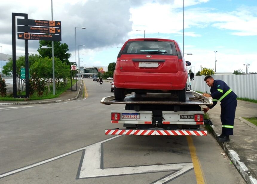 Fiscalização da Prefeitura remove veículo estacionado irregularmente no Aeroporto Eduardo Gomes – Prefeitura Municipal de Manaus