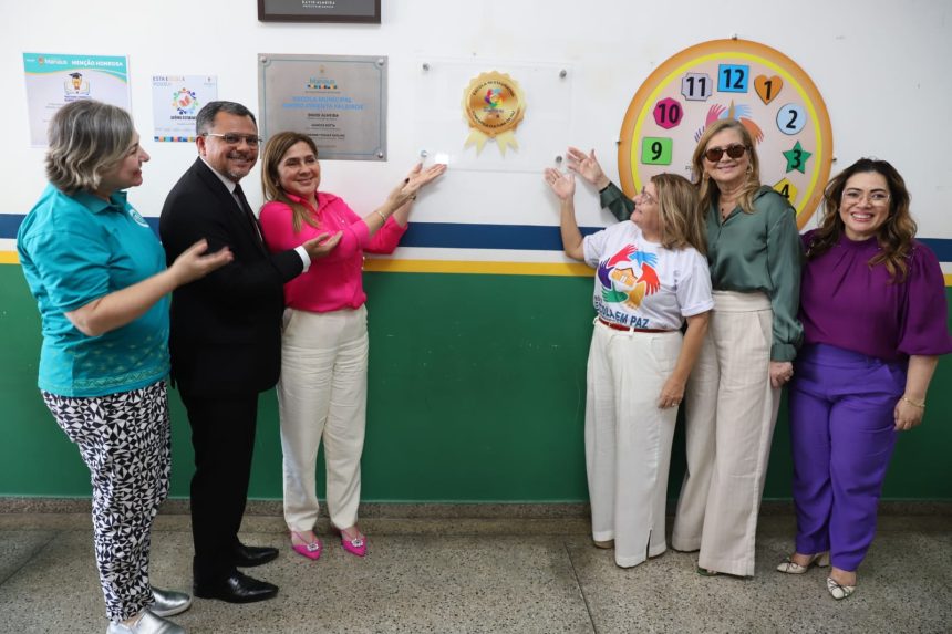 Unidade de ensino da zona Leste é a primeira a receber selo de ‘Escola Restaurativa e o relógio da Paz’, do Ministério Público