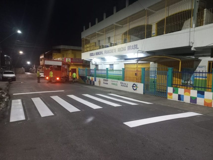 Revitalização e instalação de faixas em frente às escolas