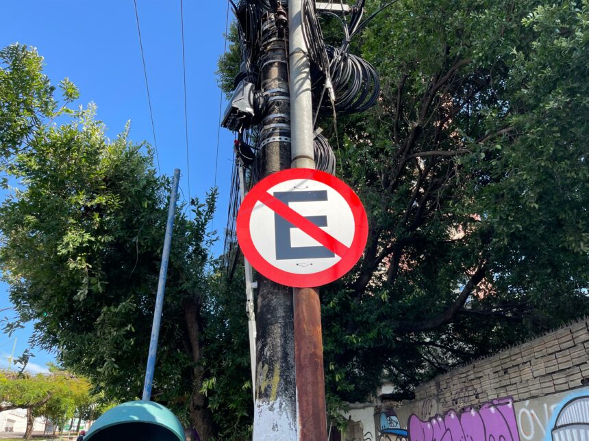 Reforço na sinalização vertical na avenida Álvaro Maia