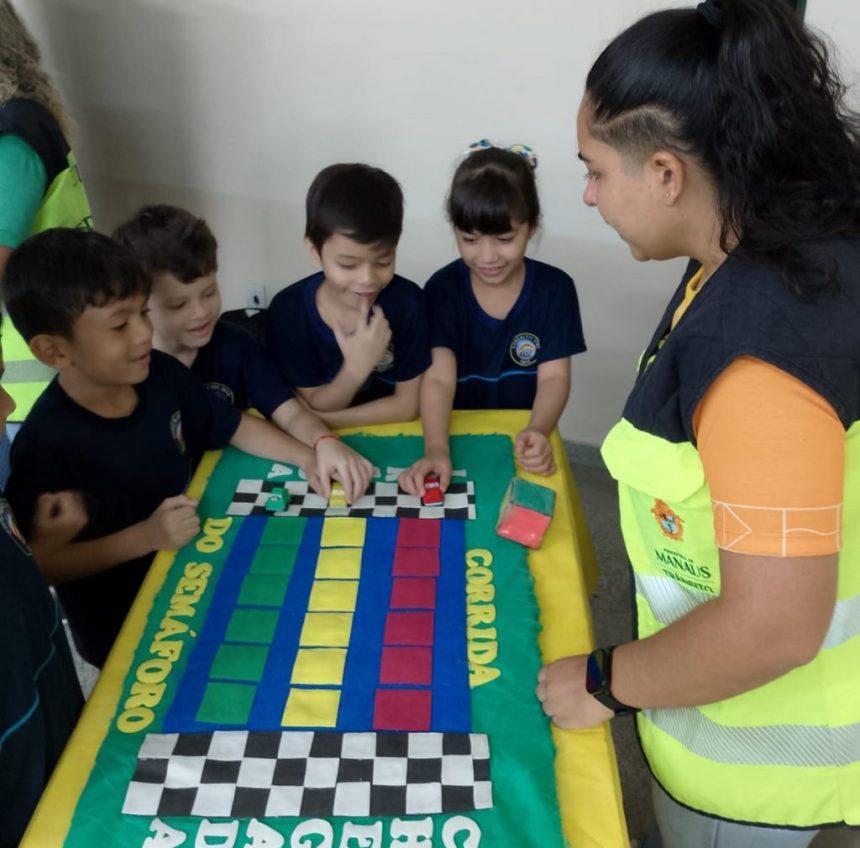 Atividade lúdica de trânsito em escola do bairro Dom Pedro