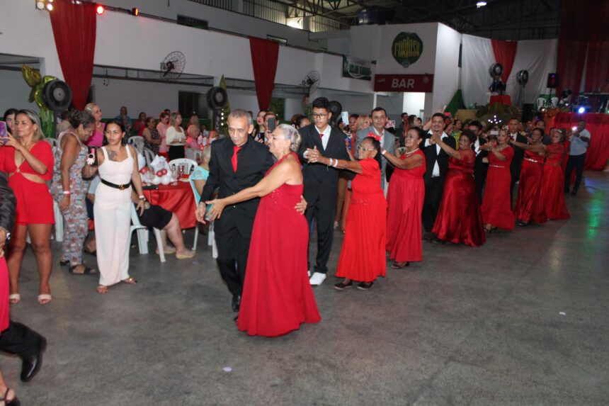 Baile para a terceira idade em alusão ao ‘Junho Violeta’