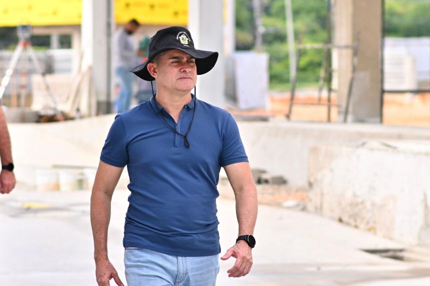 Prefeito David Almeida inspeciona avanço das obras de construção do Terminal de Integração 7