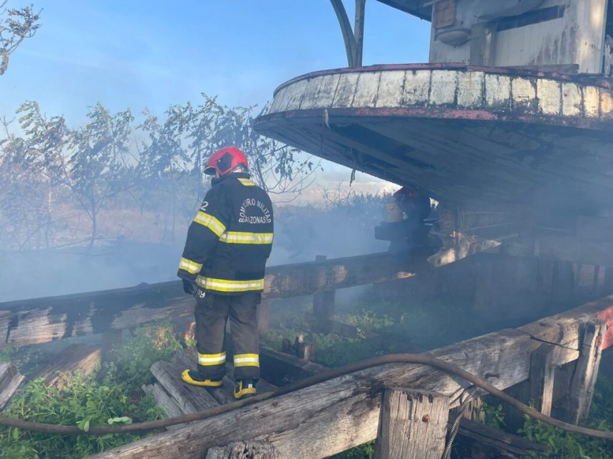 Em Manacapuru, bombeiros combatem incêndio em vegetação e impedem propagação para embarcações em estaleiro