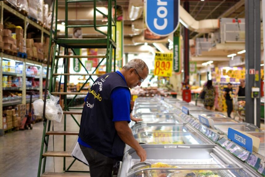 Procon-AM orienta consumidores sobre os cuidados na hora das compras em supermercados