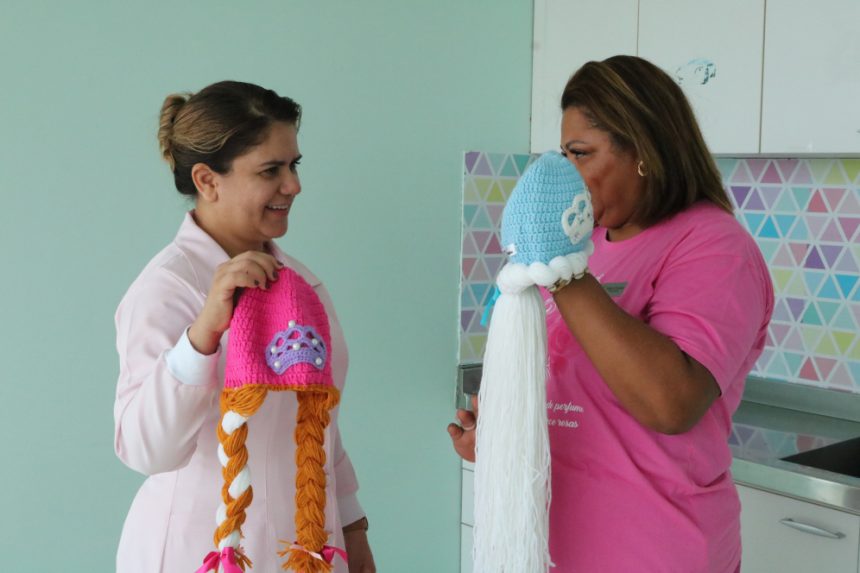 Crianças em tratamento na FCecon recebem toucas de heróis e princesas