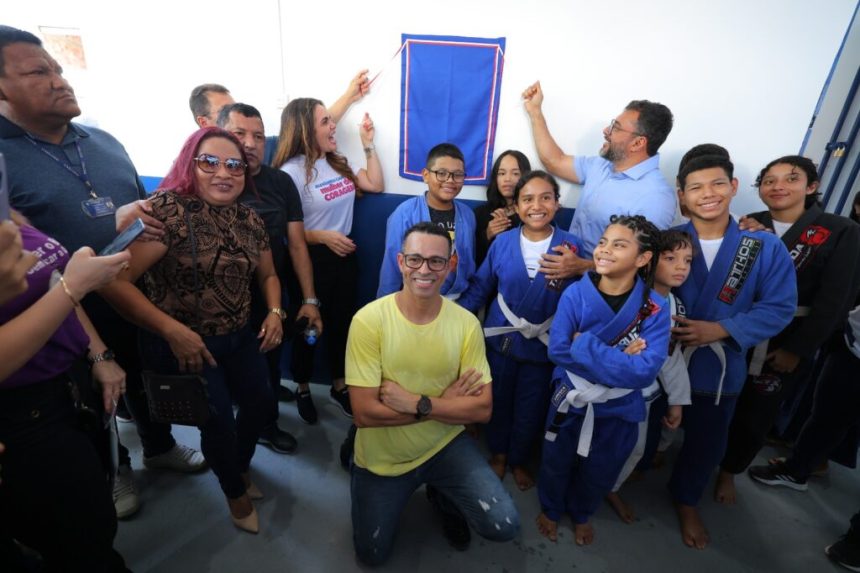 Governador Wilson Lima entrega quadra revitalizada na comunidade Jesus Me Deu, zona norte de Manaus