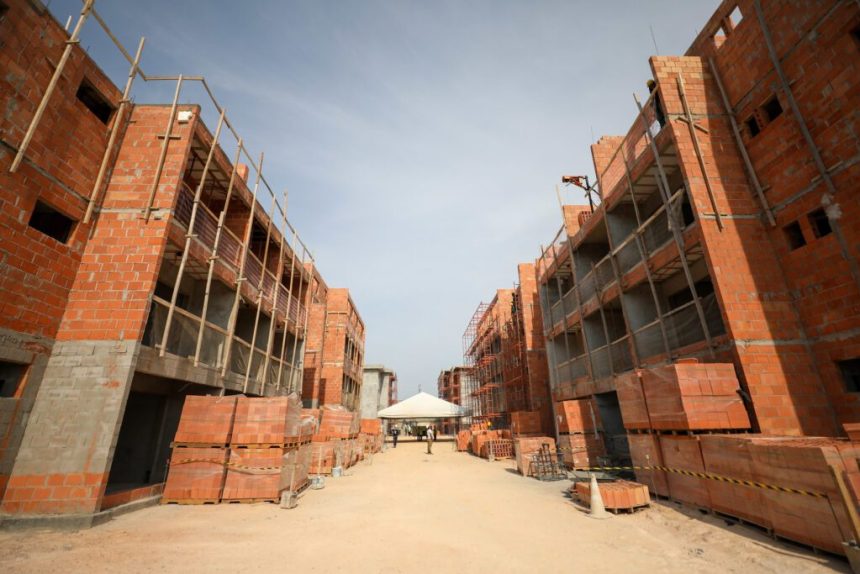 Governador Wilson Lima vistoria avanço das obras do residencial Maués, na zona sul