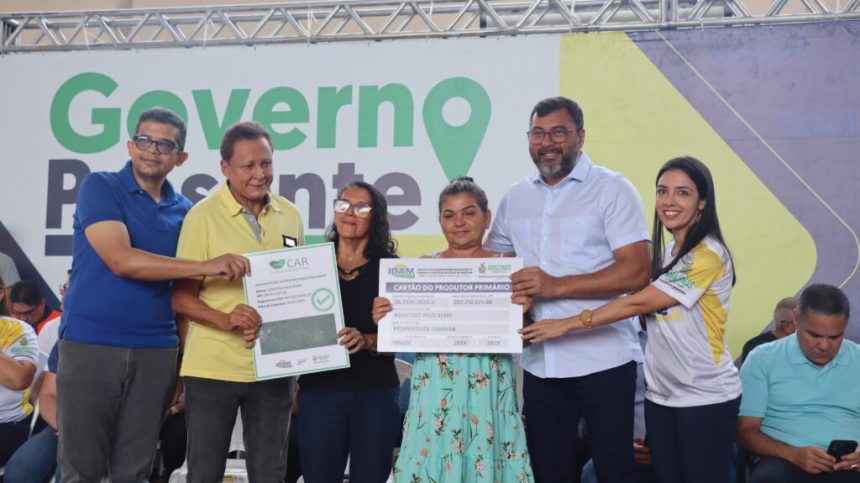 Governo Presente: Idam entrega documentos de regularização a produtores rurais de Manaus