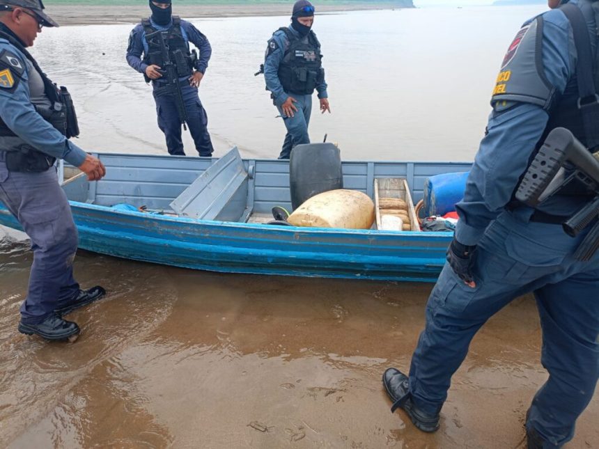 Operação Águas Seguras: Dupla é presa com mais de 43 kg de drogas escondidos em embarcação, no rio Japurá