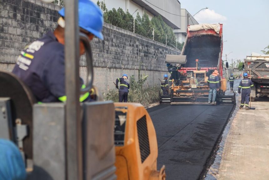 Asfalta Amazonas avança na capital e chega ao bairro Colônia Santo Antônio, na zona norte