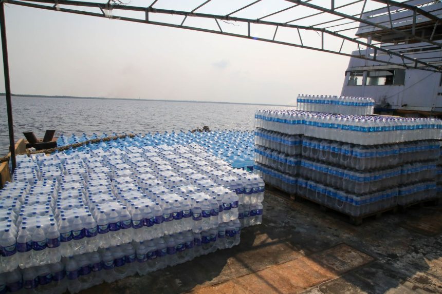 Prefeitura de Manaus começa envio de alimentos e bebidas para distribuição em comunidades afetadas pela vazante na Amazônia