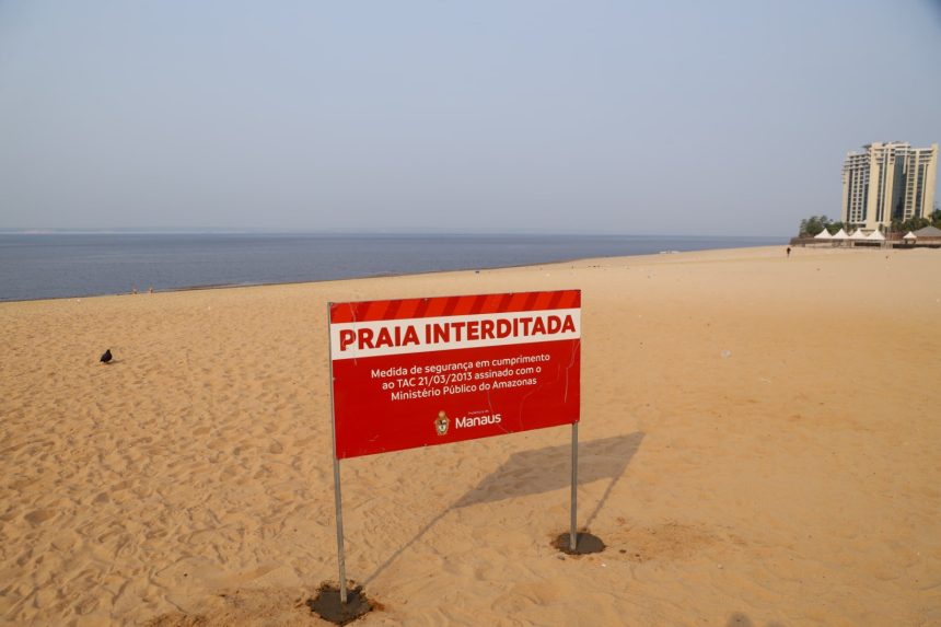 Praia da Ponta Negra, em Manaus, segue interditada para banho em razão da estiagem do rio Negro