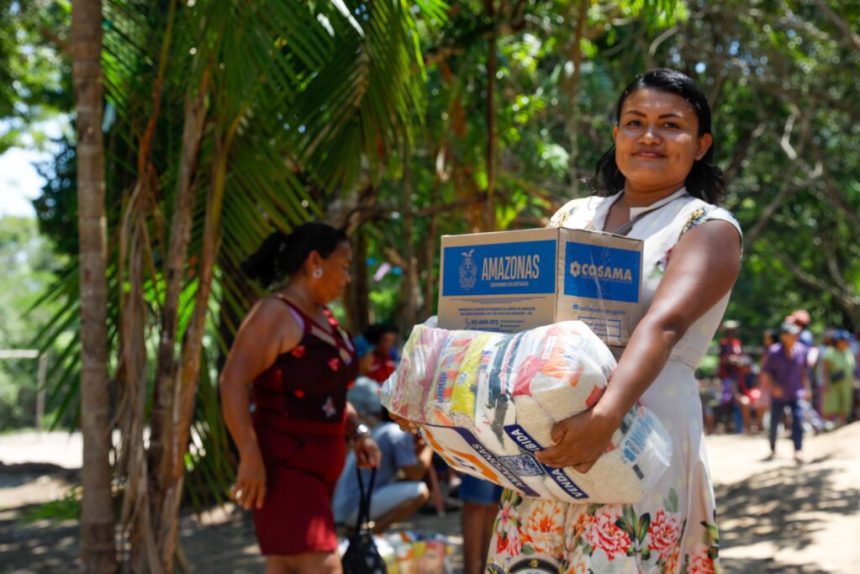 Governo do Amazonas entrega ajuda humanitária e sistema do projeto Água Boa a comunidade na zona rural de Manaus