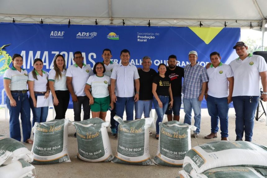 Operação Estiagem: Em Autazes, Governo do Amazonas inicia primeira entrega de suplemento alimentar a pequenos pecuaristas