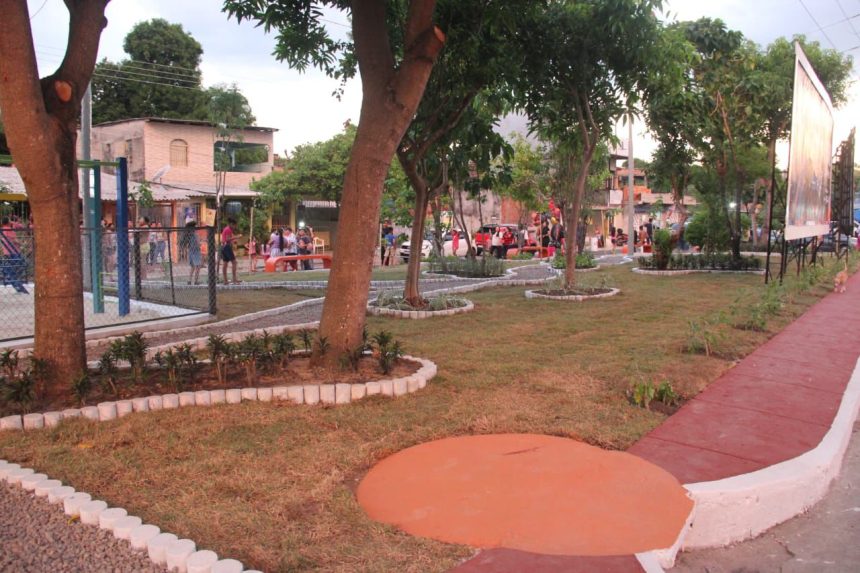 Comunidade do Aleixo recebe praça revitalizada pela Prefeitura de Manaus